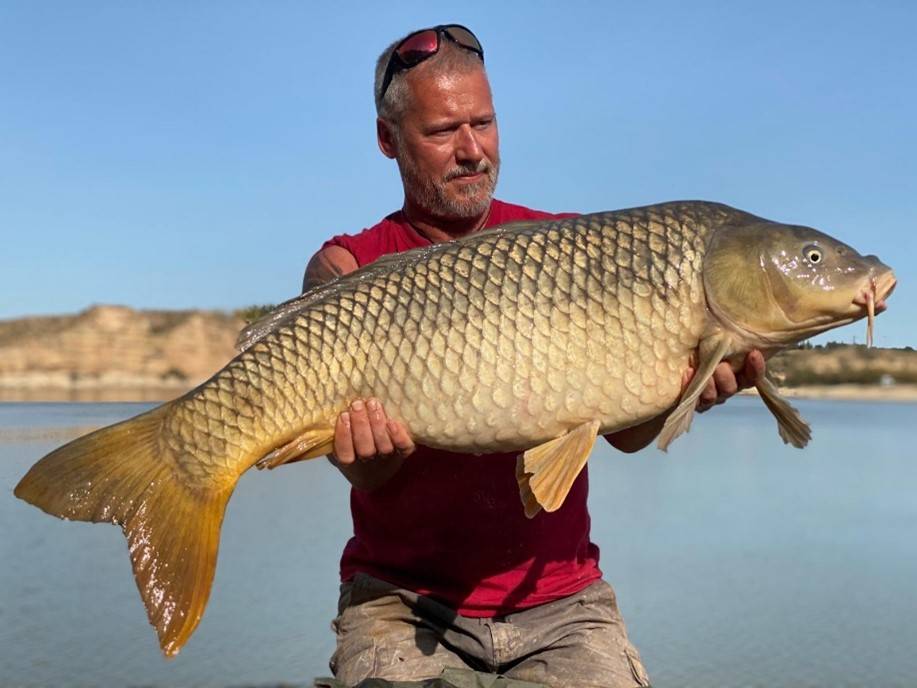 Niklas Graberg med en fin fjällkarp från Ebro